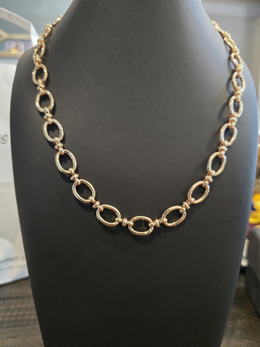 Vintage Avon Gold Tone Oval Link Chain Necklace (Signed NWT) NOS 9"